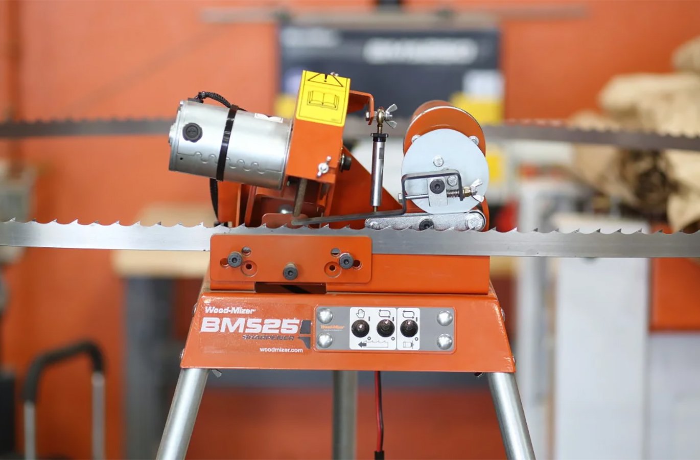Optimización de la Producción en Aserraderos: La Importancia de las Afiladoras de Sierra